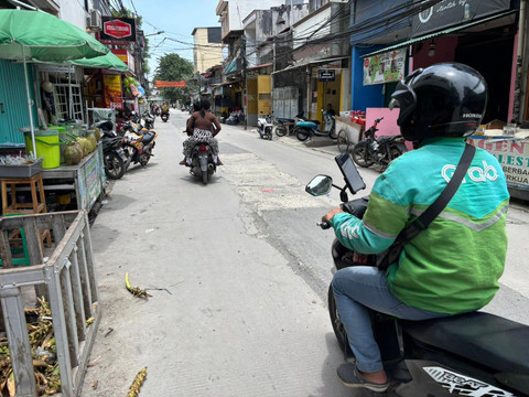 Kondisi Jalan Tanah Pasir di Penjaringan, Jakarta Utara, pada Sabtu (28/2). Jalan ini rusak usai proyek galian saluran kotoran. Foto: Abid Raihan/kumparan