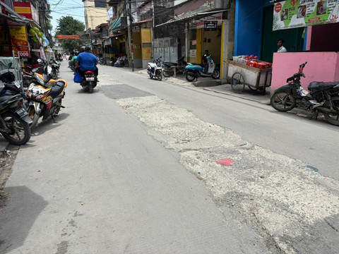 Kondisi Jalan Tanah Pasir, di Penjaringan, Jakarta Utara pada Sabtu (28/2), jalan yang rusak usai proyek galian saluran kotoran, sejumlah bekas galian hanya ditutupi memakai pelat besi yang bergoyang bila dilewati kendaraan. Foto: Abid Raihan/kumparan