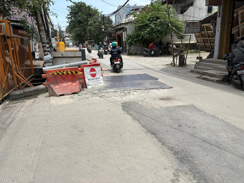 Kondisi Jalan Tanah Pasir di Penjaringan, Jakarta Utara, pada Sabtu (28/2). Jalan ini rusak usai proyek galian saluran kotoran. Foto: Abid Raihan/kumparan