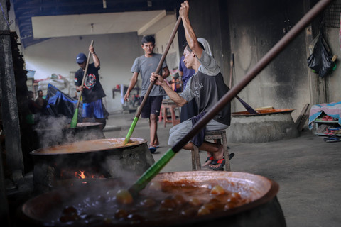 Pekerja menyelesaikan proses pembuatan dodol betawi di Dapur Pondok Dodol Sari Rasa di Pejaten Timur, Pasar Minggu, Jakarta Selatan, Sabtu (28/2/2026). Foto: Jamal Ramadhan/kumparan