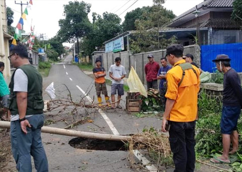 Lubang menganga di tengah jalan di Kabupaten Kuningan, Jumat (27/2/2026). Foto: BPBD Kuningan