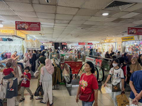 Suasana Pasar Tanah Abang Blok B, Jakarta Pusat, di bulan Ramadan 2026 pada siang hari, Sabtu (28/1/2026). Foto: Najma Ramadhanya/kumparan