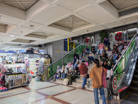 Suasana Pasar Tanah Abang Blok B, Jakarta Pusat, di bulan Ramadan 2026 pada siang hari, Sabtu (28/1/2026). Foto: Najma Ramadhanya/kumparan