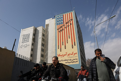 Sebuah grafiti di dinding bertuliskan "Turunkan AS", setelah Israel mengatakan telah melancarkan serangan pendahuluan terhadap Iran, di Teheran, Iran, Sabtu (28/2/2026). Foto: Majid Asgaripour/WANA via Reuters