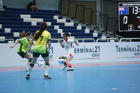 Indonesia berhadapan melawan Australia dalam pertandingan semifinal Piala AFF Futsal Wanita 2026 yang digelar di Terminal 21 Korat, Thailand, Sabtu (28/2/2026). Foto: Dok. Federasi Futsal Indonesia (FFI)