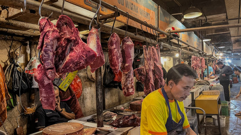 Situasi pedagang sayuran dan daging sapi di Pasar Senen Jakarta Pusat, Sabtu (28/2/2026). Foto: Fariza Rizky Ananda/kumparan
