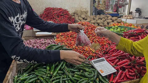 Situasi pedagang sayuran dan daging ayam di Pasar Rumput Jakarta Selatan, Sabtu (28/2/2026). Foto: Fariza Rizky Ananda/kumparan