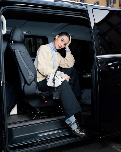 Raisa asyik berbincang dengan Eunchae LE SSERAFIM di Milan Fashion Week 2026. Foto: Dok. Instagram @raisa6690