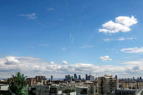 Jejak roket sistem pertahanan Iron Dome Israel terlihat di langit Tel Aviv, Sabtu (28/2), saat militer menyebut serangan terkoordinasi dengan AS menyasar puluhan situs militer Iran. Foto: JACK GUEZ / AFP