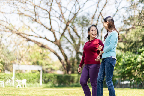Ilustrasi perempuan berjalan kaki saat puasa. Foto: Lee Charlie/Shutterstock