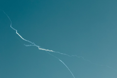 Asap terlihat membubung di langit Doha, Qatar, menyusul dilaporkannya serangan rudal Iran sebagai balasan atas serangan oleh Amerika Serikat dan Israel terhadap Iran, Sabtu (28/2/2026). Foto: Mohammed Salem/REUTERS