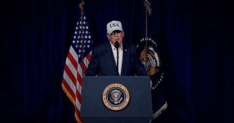 Presiden AS Donald Trump mengatakan militer AS telah memulai operasi tembur besar-besaran terhadap Iran, mengikuti serangan bersama Israel yang disampaikan sebagai upaya menumpas ancaman dari rezim Iran, Sabtu (28/2/2026). Foto: Dok. Donald Trump via Truth Social/Handout via REUTERS 