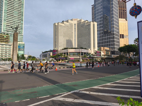 Beberapa warga tampak bersepeda di CFD Bundaran HI pada pekan kedua Ramadan, Minggu (1/3/2026) Foto: Jeni Ritanti/kumparan