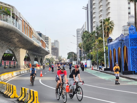 Beberapa warga tampak bersepeda di CFD Bundaran HI pada pekan kedua Ramadan, Minggu (1/3/2026) Foto: Jeni Ritanti/kumparan