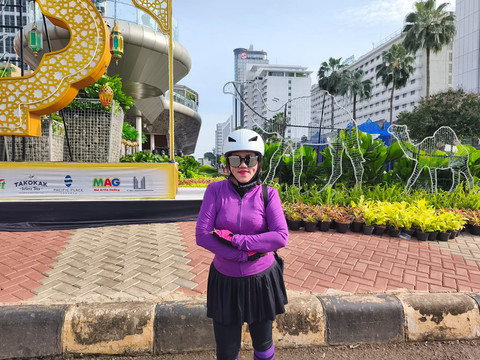 Yulia (30) salah seorang warga yang memanfaatkan CFD untuk bersepeda di Bundaran HI, Jakarta, pada Minggu (1/3/2026).  Foto: Jeni Ritanti/kumparan