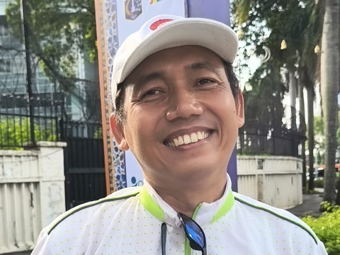 Rachman (47) salah seorang warga yang memanfaatkan CFD untuk bersepeda di Bundaran HI, Jakarta, pada Minggu (1/3/2026). Dok. Jeni Ritanti Foto: Jeni Ritanti/kumparan