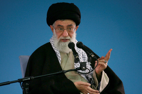 Ayatollah Ali Khamenei pada tahun 2007 di Teheran, Iran. Foto: REUTERS/Stringer/File Photo