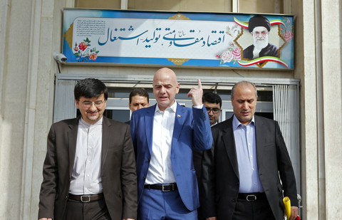 Presiden FIFA Gianni Infantino (tengah) berjalan bersama Presiden Federasi Sepak Bola Iran Mehdi Taj (kanan) di Teheran, Iran. Foto: Atta Kenare/AFP