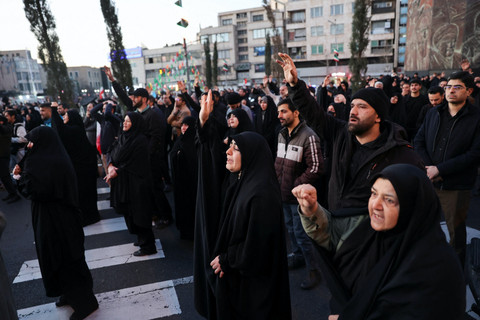 Orang-orang bereaksi saat mereka berkumpul setelah Pemimpin Tertinggi Iran Ayatollah Ali Khamenei tewas dalam serangan Israel dan Amerika Serikat pada Sabtu, di Lapangan Enghelab, Teheran, Iran, 1 Maret 2026. Foto: Majid Asgaripour/WANA via Reuters