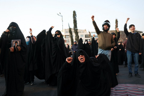 Orang-orang bereaksi saat mereka berkumpul setelah Pemimpin Tertinggi Iran Ayatollah Ali Khamenei tewas dalam serangan Israel dan Amerika Serikat pada Sabtu, di Lapangan Enghelab, Teheran, Iran, 1 Maret 2026. Foto: Majid Asgaripour/WANA via Reuters
