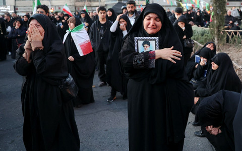 Orang-orang bereaksi saat mereka berkumpul setelah Pemimpin Tertinggi Iran Ayatollah Ali Khamenei tewas dalam serangan Israel dan Amerika Serikat pada Sabtu, di Lapangan Enghelab, Teheran, Iran, 1 Maret 2026. Foto: Majid Asgaripour/WANA via Reuters