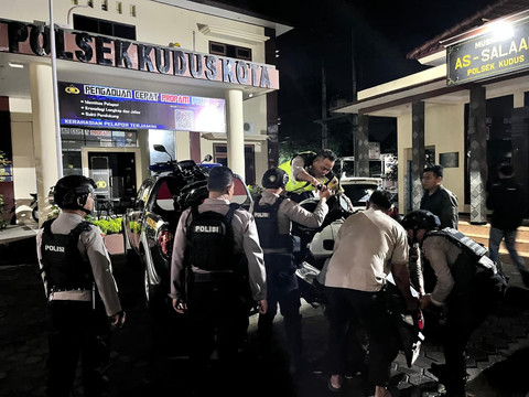 Polsek Kudus Kota mengamankan celurit, sepeda motor dan petasan yang diduga hendak digunakan tawuran.  Foto: Polsek Kudus Kota