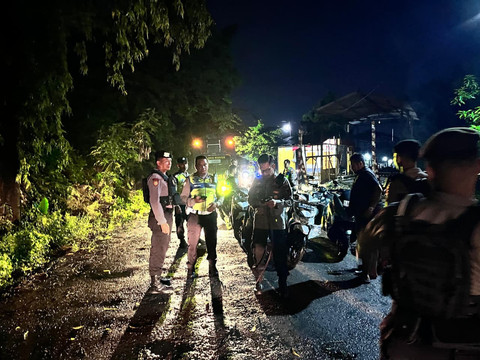 Polsek Kudus Kota mengamankan celurit, sepeda motor dan petasan yang diduga hendak digunakan tawuran.  Foto: Polsek Kudus Kota