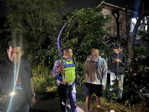 Polsek Kudus Kota mengamankan celurit, sepeda motor dan petasan yang diduga hendak digunakan tawuran.  Foto: Polsek Kudus Kota