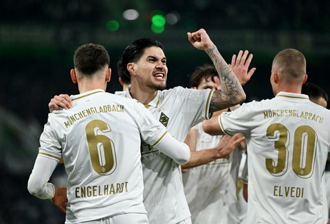 Momen Kevin Diks berselebrasi merayakan golnya untuk Borussia Moenchengladbach saat melawan Bayer Leverkusen. Foto: Teresa Kroeger/REUTERS