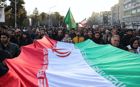 Warga Iran berkumpul usai pengumuman tewasnya pemimpin Iran Ali Khamenei oleh Israel and Amerika di Teheran, Iran (1/3/2026). Foto: Majid Asgaripour/WANA via Reuters