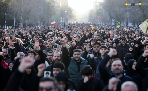 Warga Iran berkumpul usai pengumuman tewasnya pemimpin Iran Ali Khamenei oleh Israel and Amerika di Teheran, Iran (1/3/2026). Foto: Majid Asgaripour/WANA via Reuters