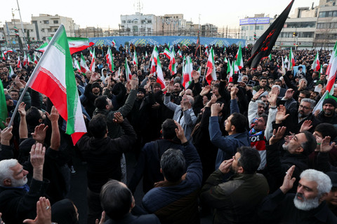 Warga Iran berkumpul usai pengumuman tewasnya pemimpin Iran Ali Khamenei oleh Israel and Amerika di Teheran, Iran (1/3/2026). Foto: Majid Asgaripour/WANA via Reuters