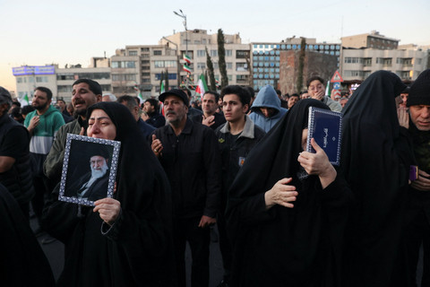 Warga Iran berkumpul usai pengumuman tewasnya pemimpin Iran Ali Khamenei oleh Israel and Amerika di Teheran, Iran (1/3/2026). Foto: Majid Asgaripour/WANA via Reuters