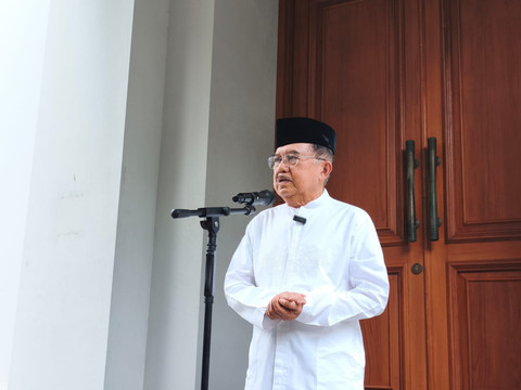 Wakil Presiden ke-10 dan ke-12 RI, Jusuf Kalla di kediamannya di Brawijaya, Jakarta Selatan, Minggu (1/3). Foto: Zamachsyari/kumparan