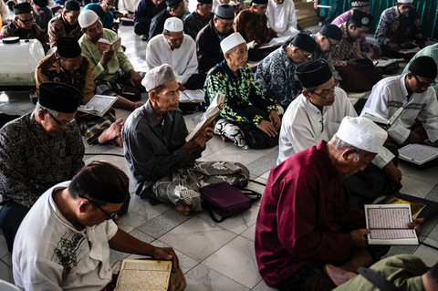Sejumlah warga membaca Al Quran saat mengikuti semaan Al Quran atau pengajian tafsir Al Quran di Masjid Agung Kauman Semarang, Jawa Tengah, Minggu (1/3/2026).  Foto: Aprillio Akbar/ANTARA FOTO