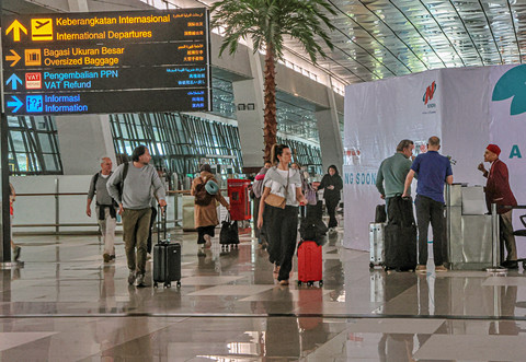Sejumlah calon penumpang di Terminal 3 Bandara Soekarno Hatta, Tangerang, Banten, Minggu (1/3/2026). Foto: Muhammad Iqbal/ANTARA FOTO