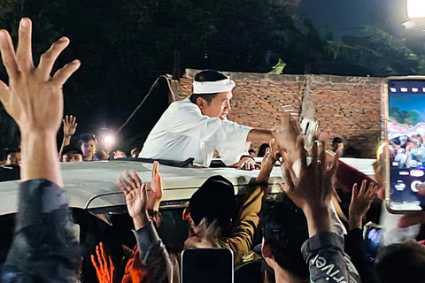 Gubernur Jawa Barat, Dedi Mulyadi saat menyapa ribuan warga pada acara Safari Ramadan bertajuk 'Tarling Neuleuman Poekna Peuting' di Lapangan Mandala Giri, Desa Kedungjaya, Kecamatan Kedawung, Kabupaten Cirebon, pada Sabtu (28/2/2026). Foto: Panji Asmara/kumparan