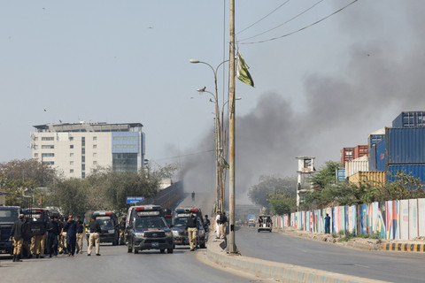 Suasana usai unjuk rasa kematian Ali Khamenei di kawasan gedung konsulat Amerika Serikat, Karachi, Pakistan. Foto: Akhtar Soomro/REUTERS
