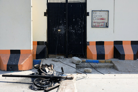 Suasana usai unjuk rasa kematian Ali Khamenei di kawasan gedung konsulat Amerika Serikat, Karachi, Pakistan. Foto: Akhtar Soomro/REUTERS
