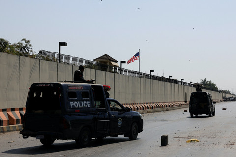Suasana usai unjuk rasa kematian Ali Khamenei di kawasan gedung konsulat Amerika Serikat, Karachi, Pakistan. Foto: Akhtar Soomro/REUTERS
