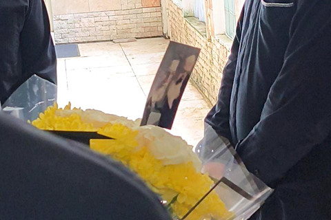 Simpatisan warga datangi Kedubes Republik Islam Iran di Indonesia, sembari menyerahkan bunga belasungkawa atas kematian Pemimpin Tertinggi Iran Ayatollah Ali Khamenei dalam serangan gabungan AS dan Israel di Menteng, Jakarta Pusat, Minggu (1/3/2026). Foto: Jeni Ritanti/kumparan