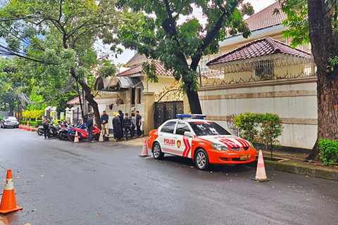 Simpatisan warga datangi Kedubes Republik Islam Iran di Indonesia, sembari menyerahkan bunga belasungkawa atas kematian Pemimpin Tertinggi Iran Ayatollah Ali Khamenei dalam serangan gabungan AS dan Israel di Menteng, Jakarta Pusat, Minggu (1/3/2026). Foto: Jeni Ritanti/kumparan