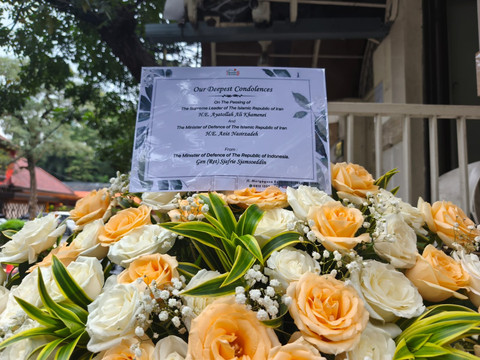 Karangan bunga belasungkawa dari Menteri Pertahanan Republik Indonesia (Menhan RI), Sjafrie Sjamsoeddin atas kematian Pemimpin Tertinggi Iran Ayatollah Ali Khamenei dalam serangan gabungan Amerika Serikat (AS) dan Israel. Foto: Jeni Ritanti/kumparan