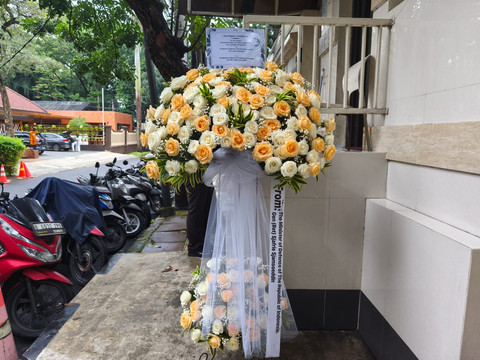 Karangan bunga belasungkawa dari Menteri Pertahanan Republik Indonesia (Menhan RI), Sjafrie Sjamsoeddin atas kematian Pemimpin Tertinggi Iran Ayatollah Ali Khamenei dalam serangan gabungan Amerika Serikat (AS) dan Israel. Foto: Jeni Ritanti/kumparan