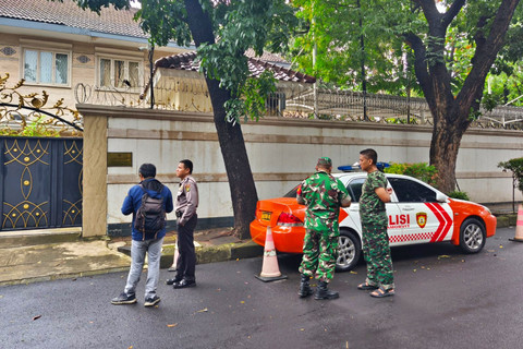 Suasana dan kondisi Kedutaan Besar Republik Islam Iran di Indonesia tampak diberikan pengamanan oleh sejumlah petugas usai kematian Pemimpin Tertinggi Iran Ayatollah Ali Khamenei dalam serangan gabungan AS dan Israel, Minggu (1/3/2026). Foto: Jeni Ritanti/kumparan