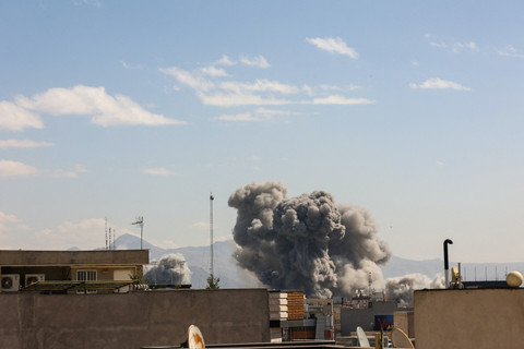 Kepulan asap dari ledakan terbaru di Teheran, Iran pada Minggu (1/3/2026). Foto: Majid Asgaripour/WANA via Reuters