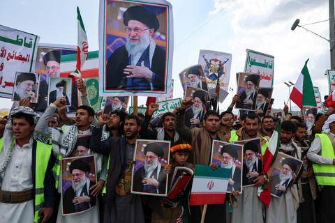 Warga memegang poster bergambar mendiang Pemimpin Tertinggi Iran Ayatollah Ali Khamenei dalam protes menentang Israel dan serangan AS terhadap Iran, menyusul pembunuhan Ali Khamenei, di Sanaa, Yaman, 1 Maret 2026. Foto: REUTERS/Khaled Abdullah