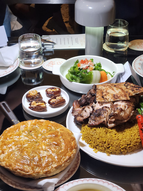 The Coach Restaurant menghadirkan menu buka puasa dengan konsep NYC Cart Style Iftar. Foto: Ela Nurlaela/kumparan