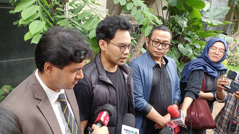 Insanul Fahmi didampingi kuasa hukumnya Tommy Tri Yunanto datangi Polda Metro Jaya, Jakarta, Senin (2/3). Foto: Aprilandika Pratama/kumparan