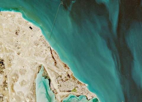 Citra satelit menunjukkan asap yang mengepul dari area di Al Juaymah, Arab Saudi, 25 Februari 2026. Foto: Uni Eropa/Copernicus Sentinel-2/Handout via REUTERS